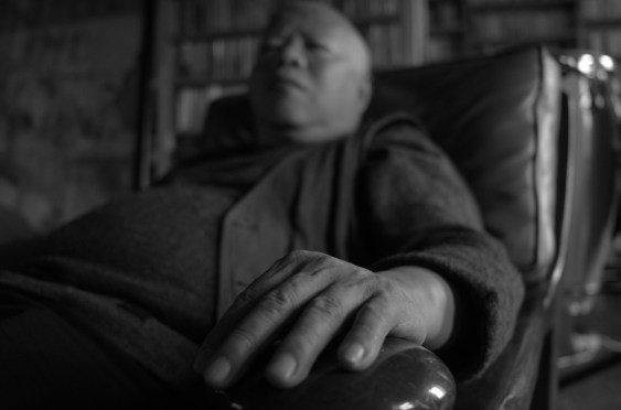 在自己的手后面